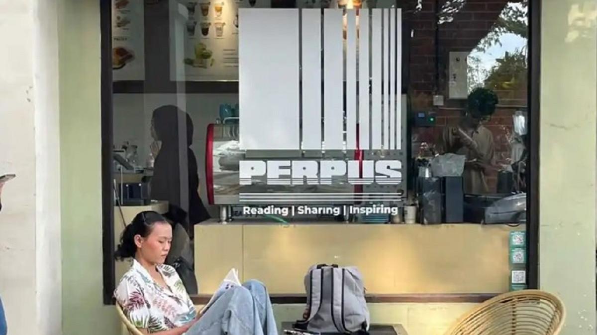 Mau Cari Tempat Ngopi Sambl Baca Buku? Coba Perpus Cafe Library di Malang
