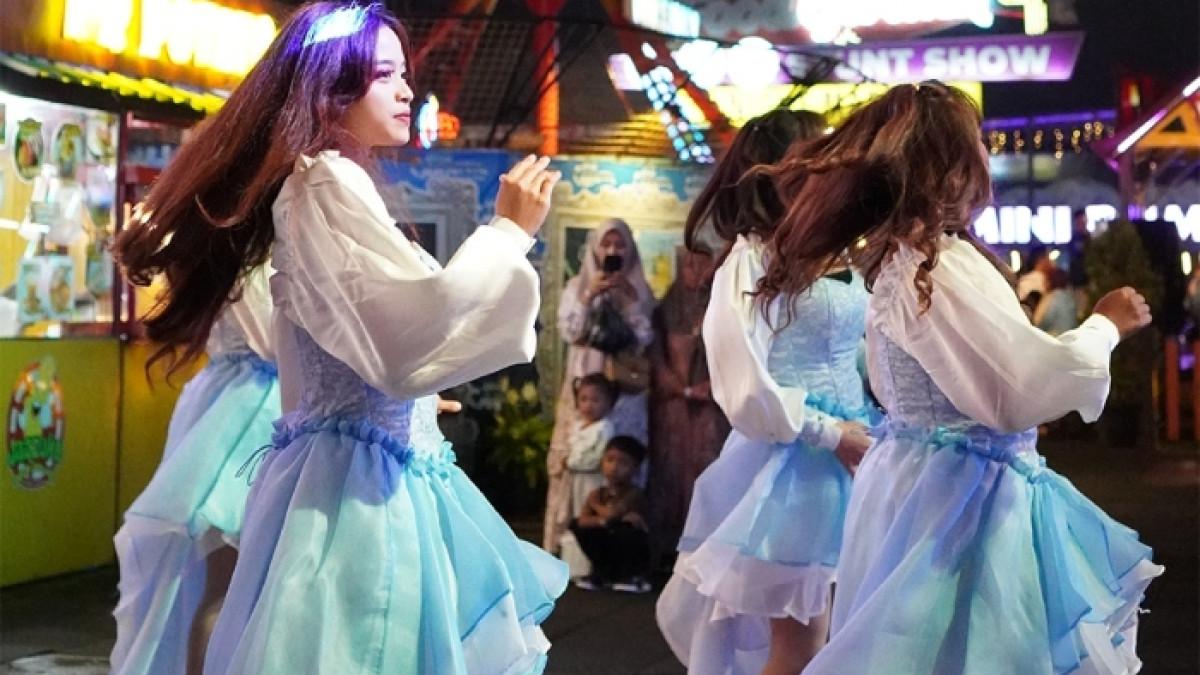Pertunjukan Topeng Carnival di Batu Night Spectacular Kota Batu, Jawa Timur.
