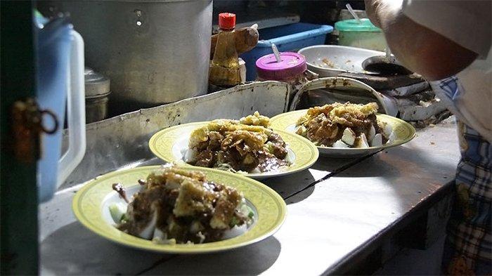 Lontong petis khas Lumajang disajikan dengan tahu, tempe, dan sayuran yang disiram kuah petis gurih bercita rasa khas dan menggugah selera.