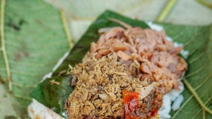 Sego godhong jati adalah nasi dengan urap dan juga tumis tempe (kering tempe), serundeng serta lauk ikan asin atau pun peyek